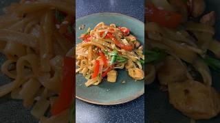 Thai pasta with soy sauce and sweet peppers. Try it soon! #pepper #chicken #pasta #asian #soy sauce