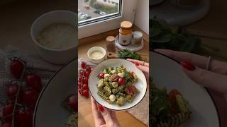 Салат с пастой — с соусом песто и сочной курицей